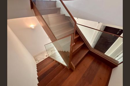 Apartamento à venda com 415m², 4 quartos e 3 vagas Apartamento à venda com 415m², 4 quartos e 3 vagasCorredores e escadas