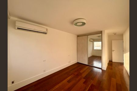 Apartamento à venda com 415m², 4 quartos e 3 vagas Apartamento à venda com 415m², 4 quartos e 3 vagasSuíte 4
