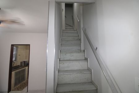 Casa para alugar com 80m², 2 quartos e sem vagaSala - Escada