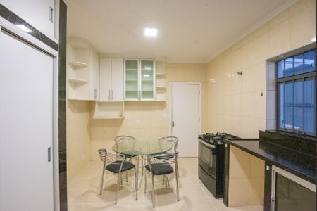 Casa para alugar com 250m², 4 quartos e 5 vagasCozinha