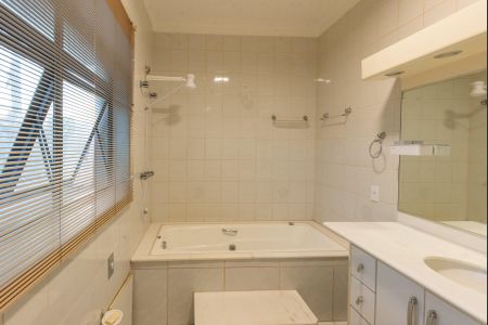 Casa para alugar com 250m², 4 quartos e 5 vagasSuíte Banheiro