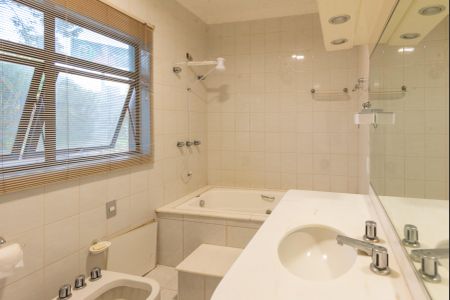 Casa para alugar com 250m², 4 quartos e 5 vagasSuíte Banheiro