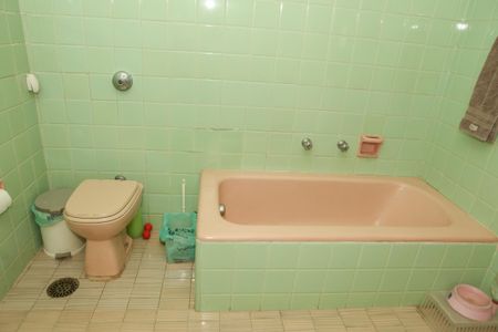 Casa à venda com 250m², 6 quartos e 2 vagas Casa à venda com 250m², 6 quartos e 2 vagasBanheiro Social