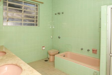 Casa à venda com 250m², 6 quartos e 2 vagas Casa à venda com 250m², 6 quartos e 2 vagasBanheiro Social