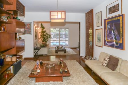 Casa à venda com 250m², 6 quartos e 2 vagas Casa à venda com 250m², 6 quartos e 2 vagasSala