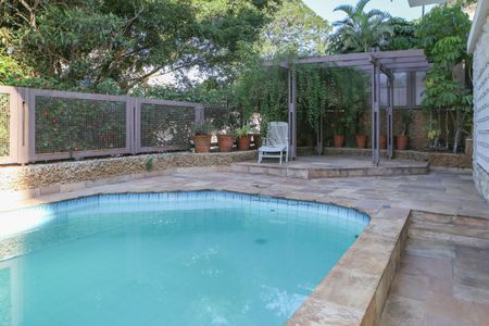 Casa à venda com 250m², 6 quartos e 2 vagas Casa à venda com 250m², 6 quartos e 2 vagasFrente da Casa