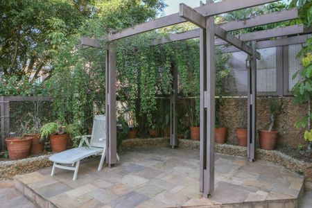 Casa à venda com 250m², 6 quartos e 2 vagas Casa à venda com 250m², 6 quartos e 2 vagasFrente da Casa