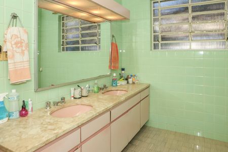 Casa à venda com 250m², 6 quartos e 2 vagas Casa à venda com 250m², 6 quartos e 2 vagasBanheiro Social