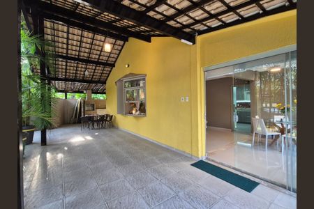 Casa de condomínio à venda com 180m², 3 quartos e 4 vagasÁrea externa