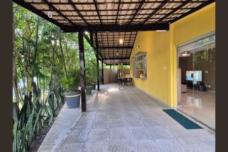 Casa de condomínio à venda com 180m², 3 quartos e 4 vagasÁrea externa
