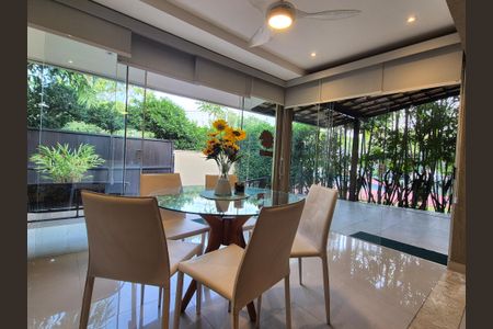 Casa de condomínio à venda com 180m², 3 quartos e 4 vagasSala