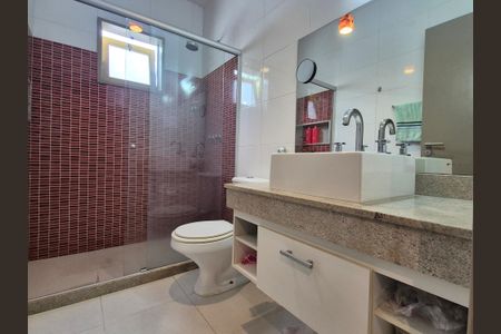 Casa de condomínio à venda com 180m², 3 quartos e 4 vagasBanheiro da Suíte 3