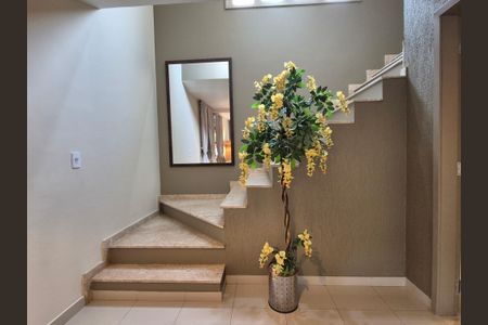 Casa de condomínio à venda com 180m², 3 quartos e 4 vagasEscada