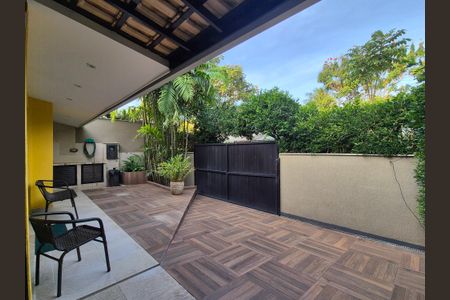 Casa de condomínio à venda com 180m², 3 quartos e 4 vagasÁrea externa