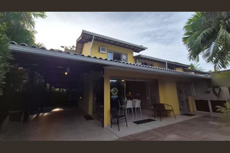 Casa de condomínio à venda com 180m², 3 quartos e 4 vagasFachada