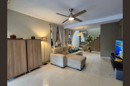 Casa de condomínio à venda com 180m², 3 quartos e 4 vagasSala