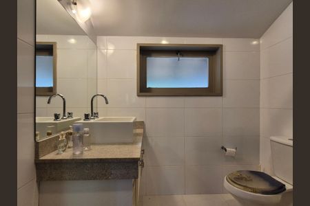 Casa de condomínio à venda com 180m², 3 quartos e 4 vagasBanheiro da Suíte 2