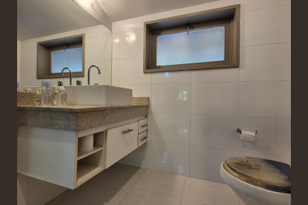 Casa de condomínio à venda com 180m², 3 quartos e 4 vagasBanheiro da Suíte 2