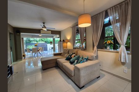 Casa de condomínio à venda com 180m², 3 quartos e 4 vagasSala