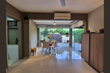 Casa de condomínio à venda com 180m², 3 quartos e 4 vagasSala