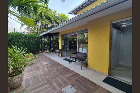 Casa de condomínio à venda com 180m², 3 quartos e 4 vagasÁrea externa