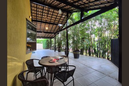 Casa de condomínio à venda com 180m², 3 quartos e 4 vagasÁrea externa