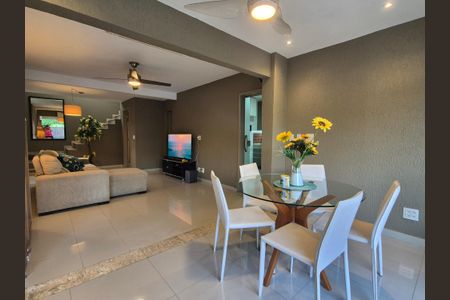 Casa de condomínio à venda com 180m², 3 quartos e 4 vagasSala