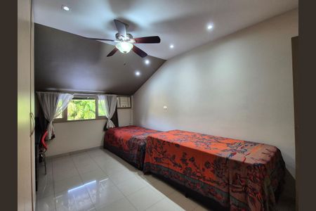 Casa de condomínio à venda com 180m², 3 quartos e 4 vagasSuíte 2