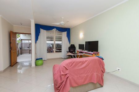 Casa à venda com 170m², 4 quartos e 3 vagas Casa à venda com 170m², 4 quartos e 3 vagasSala