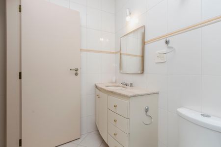 Casa à venda com 170m², 4 quartos e 3 vagas Casa à venda com 170m², 4 quartos e 3 vagasEdícula - Banheiro