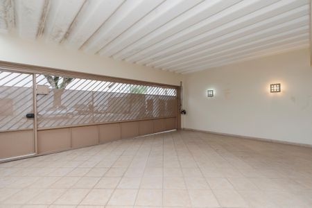 Casa à venda com 170m², 4 quartos e 3 vagas Casa à venda com 170m², 4 quartos e 3 vagasGaragem