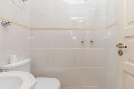 Casa à venda com 170m², 4 quartos e 3 vagas Casa à venda com 170m², 4 quartos e 3 vagasBanheiro de Serviço