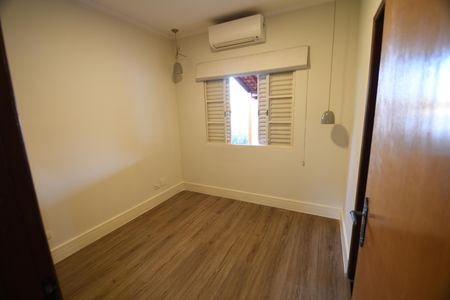 Casa de condomínio à venda com 130m², 3 quartos e 8 vagasSuíte