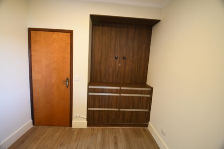 Casa de condomínio à venda com 130m², 3 quartos e 8 vagasSuíte