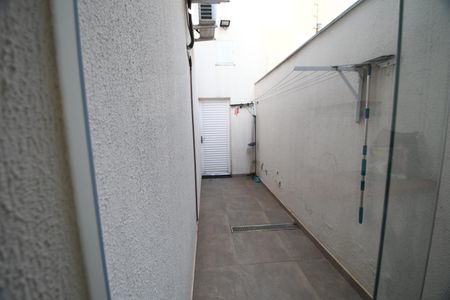 Casa de condomínio à venda com 130m², 3 quartos e 8 vagasCorredor Externo