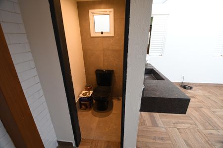 Casa de condomínio à venda com 130m², 3 quartos e 8 vagasBanheiro de serviço