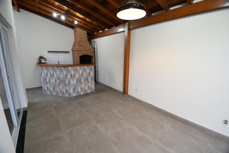 Casa de condomínio à venda com 130m², 3 quartos e 8 vagasVaranda gourmet