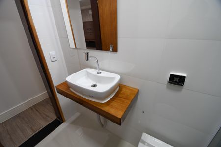 Casa de condomínio à venda com 130m², 3 quartos e 8 vagasBanheiro Social