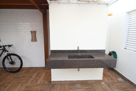 Casa de condomínio à venda com 130m², 3 quartos e 8 vagasBanheiro de serviço