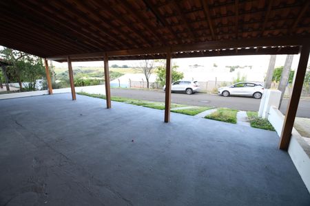 Casa de condomínio à venda com 130m², 3 quartos e 8 vagasGaragem