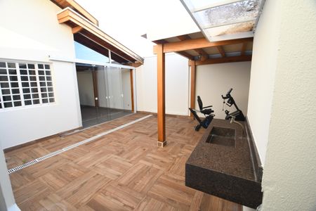 Casa de condomínio à venda com 130m², 3 quartos e 8 vagasQuarto 1 - Vista