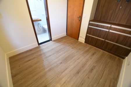 Casa de condomínio à venda com 130m², 3 quartos e 8 vagasSuíte