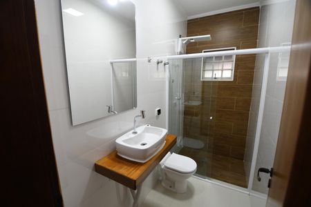 Casa de condomínio à venda com 130m², 3 quartos e 8 vagasBanheiro Social