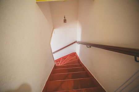 Casa à venda com 100m², 2 quartos e 1 vaga Casa à venda com 100m², 2 quartos e 1 vagaEscada