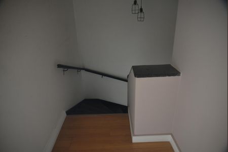 Casa à venda com 135m², 2 quartos e 1 vagaEscada para os Quartos