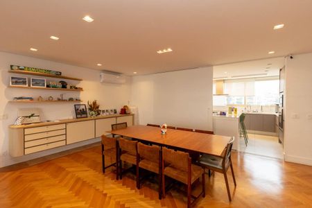 Apartamento à venda com 240m², 4 quartos e 4 vagasSala