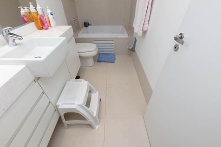 Apartamento à venda com 240m², 4 quartos e 4 vagasBanheiro Suíte 3