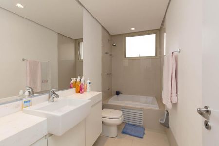 Apartamento à venda com 240m², 4 quartos e 4 vagasBanheiro Suíte 3