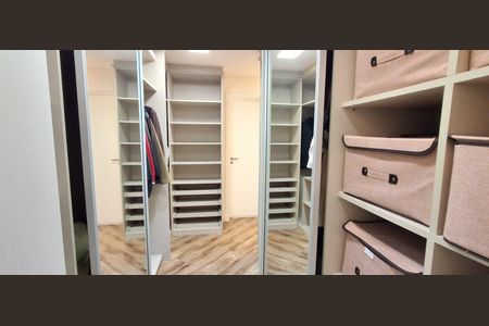 Apartamento à venda com 198m², 3 quartos e 3 vagas Apartamento à venda com 198m², 3 quartos e 3 vagasCloset da Suíte 3