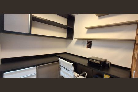 Apartamento à venda com 198m², 3 quartos e 3 vagas Apartamento à venda com 198m², 3 quartos e 3 vagasEscritório